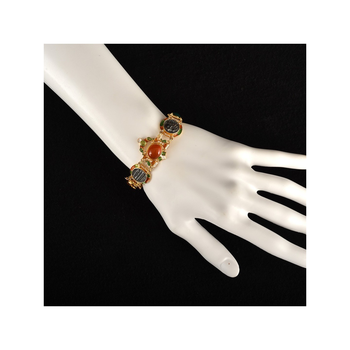Bracciale con monete romane, realizzato in Italia da Percossi Papi con pietre naturali