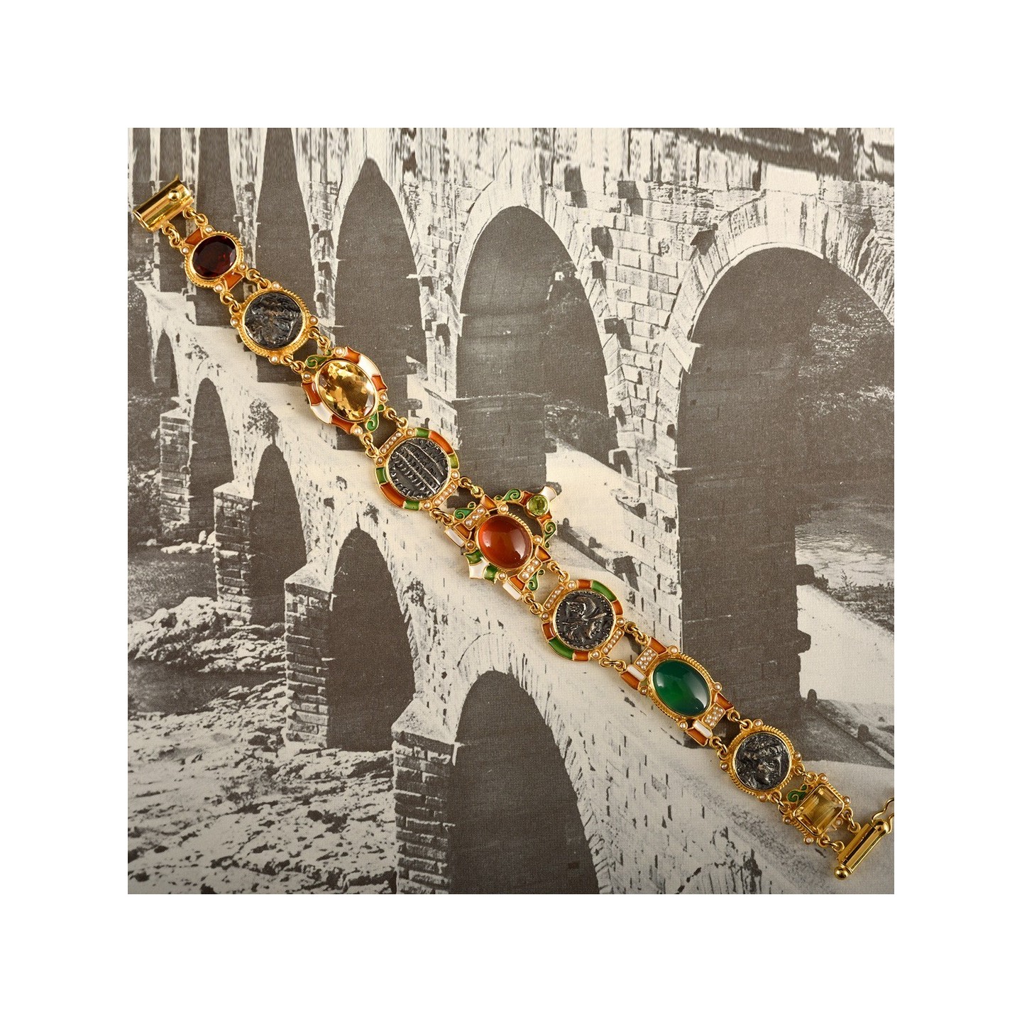 Bracciale con monete romane, realizzato in Italia da Percossi Papi con pietre naturali