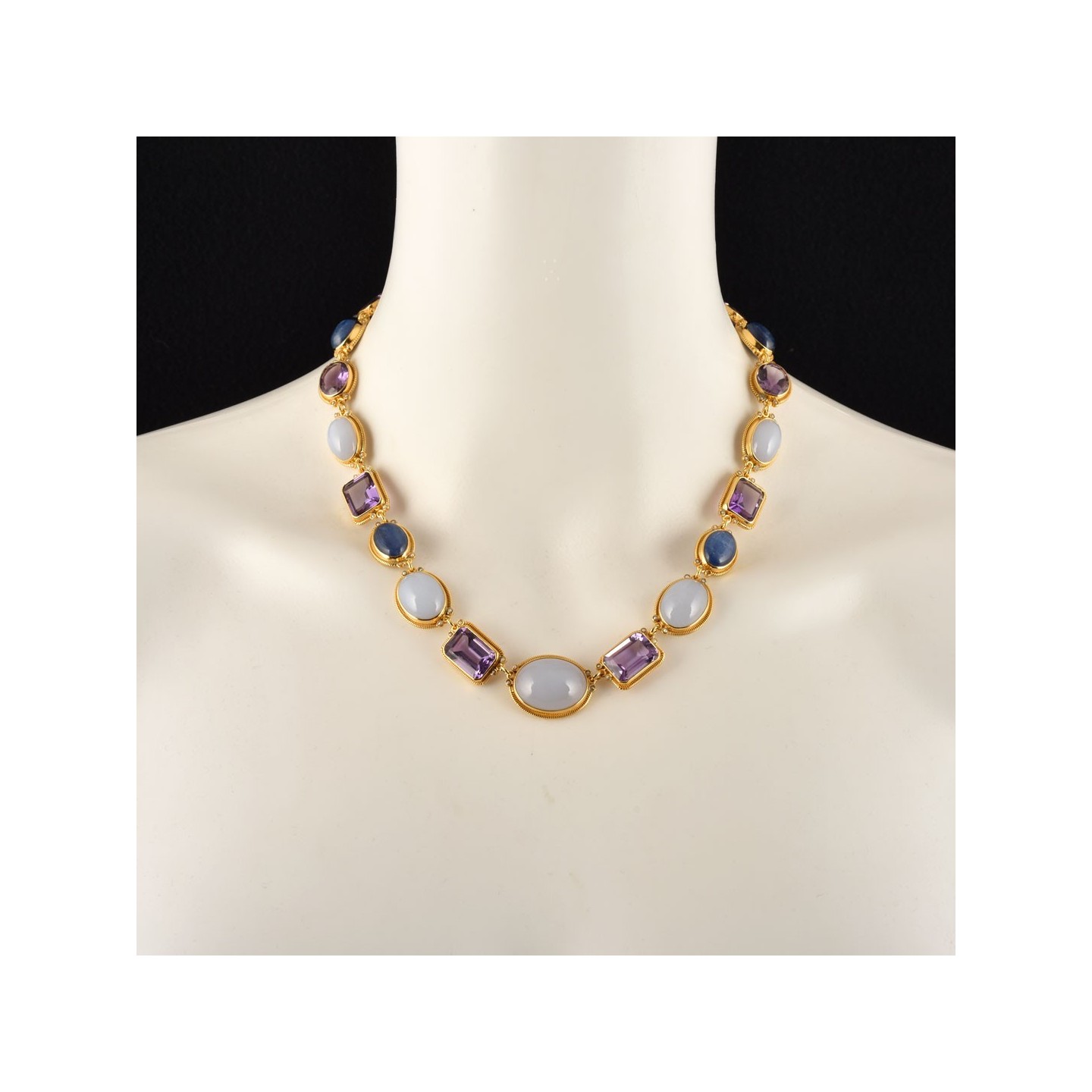 Collana neoclassica, realizzata in Italia da Percossi Papi con pietre naturali
