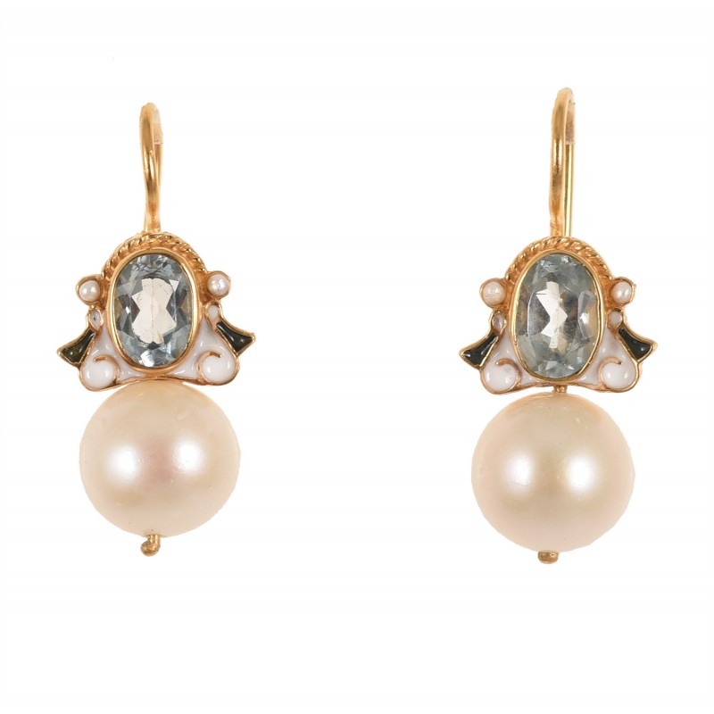 Classical pearls earrings