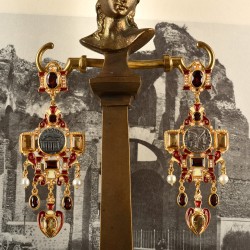 Orecchini la Lupa Capitolina ed Ermes, realizzati a mano in Italia da Percossi Papi con pietre naturali