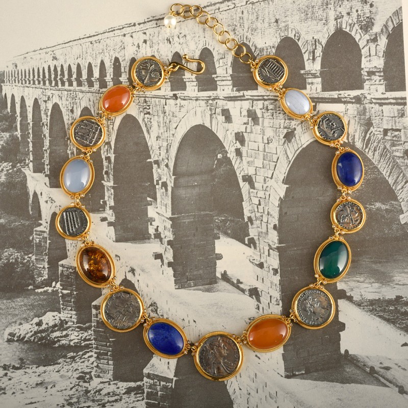 Collier con monete romane, realizzato in Italia da Percossi Papi con pietre naturali