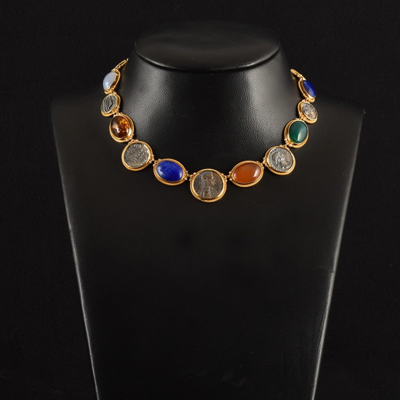 Collier con monete romane, realizzato in Italia da Percossi Papi con pietre naturali