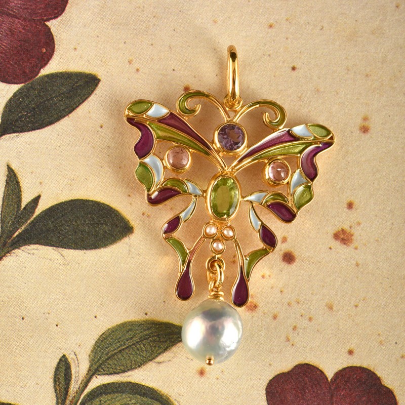 Pendente farfalla, realizzato a mano in Italia  da Percossi Papi con pietre naturali