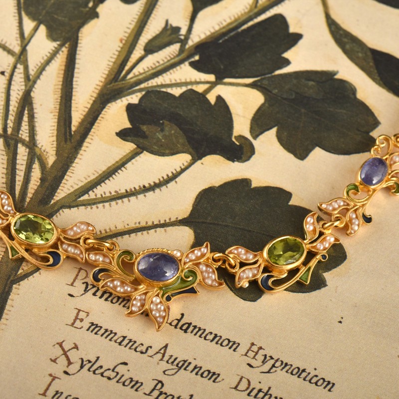 Collana floreale, realizzatq a mano in Italia da Percossi Papi con pietre naturali