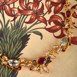 Collana floreale, realizzatq a mano in Italia da Percossi Papi con pietre naturali